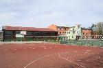 Baza Kolonijna BOSMAN II - budynek szkoły, hala sportowa i boisko do koszykówki (tartan)